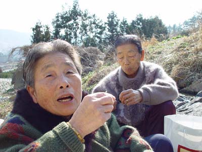 음복은 모두 해야 복을 받는다며 먹기를 권하고 있다 